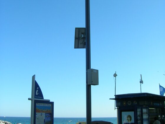 Sistema de megafonía de emergencia instalado por Lafcarr en la playa de Torre Valentina, Calonge