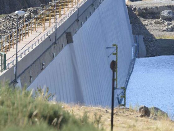 Sirena instalada por Lafcarr en presa de Galende