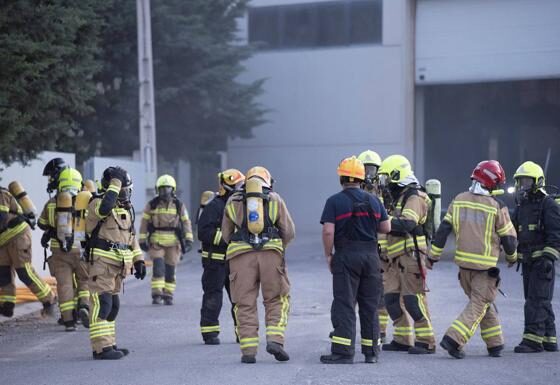 Bomberos intervienen durante incendio químico en planta industrial de Sabiñánigo