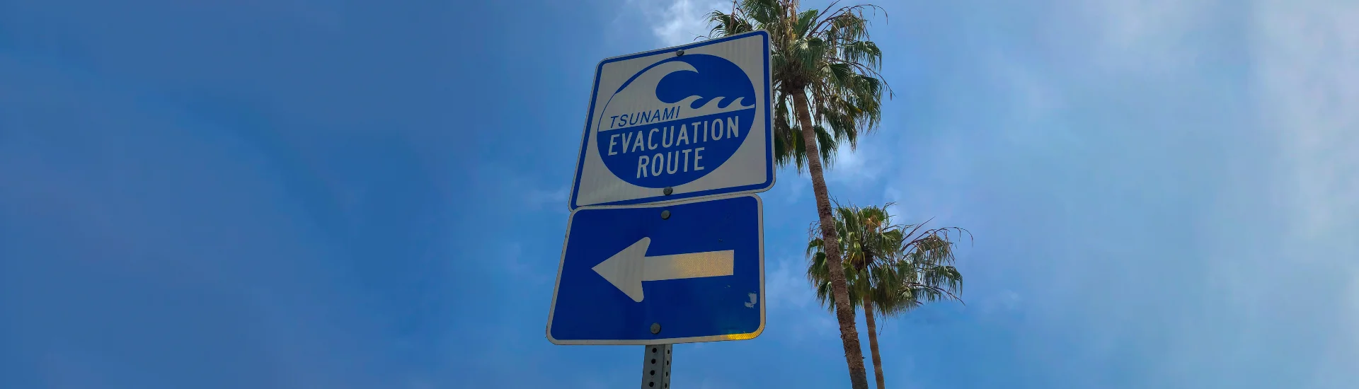 Sistema de alerta de tsunamis con sirenas de emergencia instaladas en zonas costeras